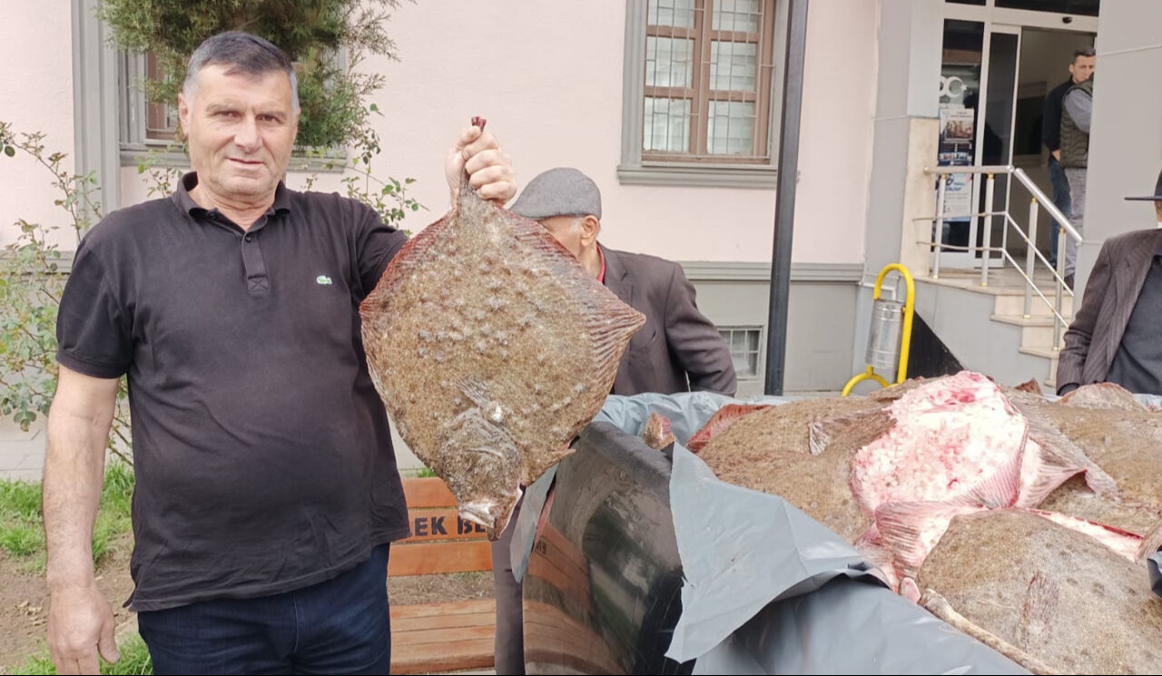 Kapanın elinde kaldı! Kilosu altınla yarışan kalkan balıkları bedava dağıtıldı - 1. Resim