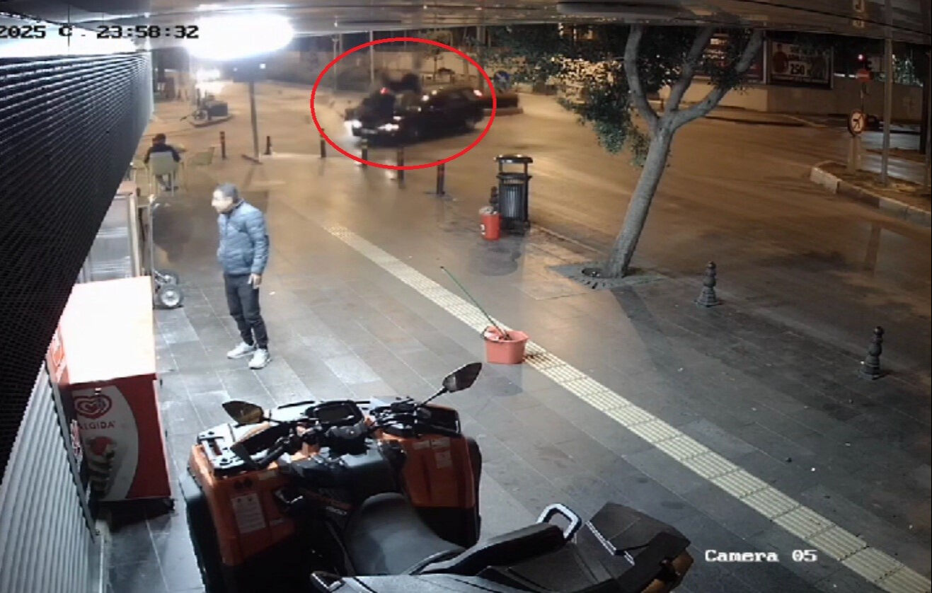 Otomobille çarpışan motosikletlinin facia anları! Havaya uçup metrelerce sürüklendiler - 2. Resim