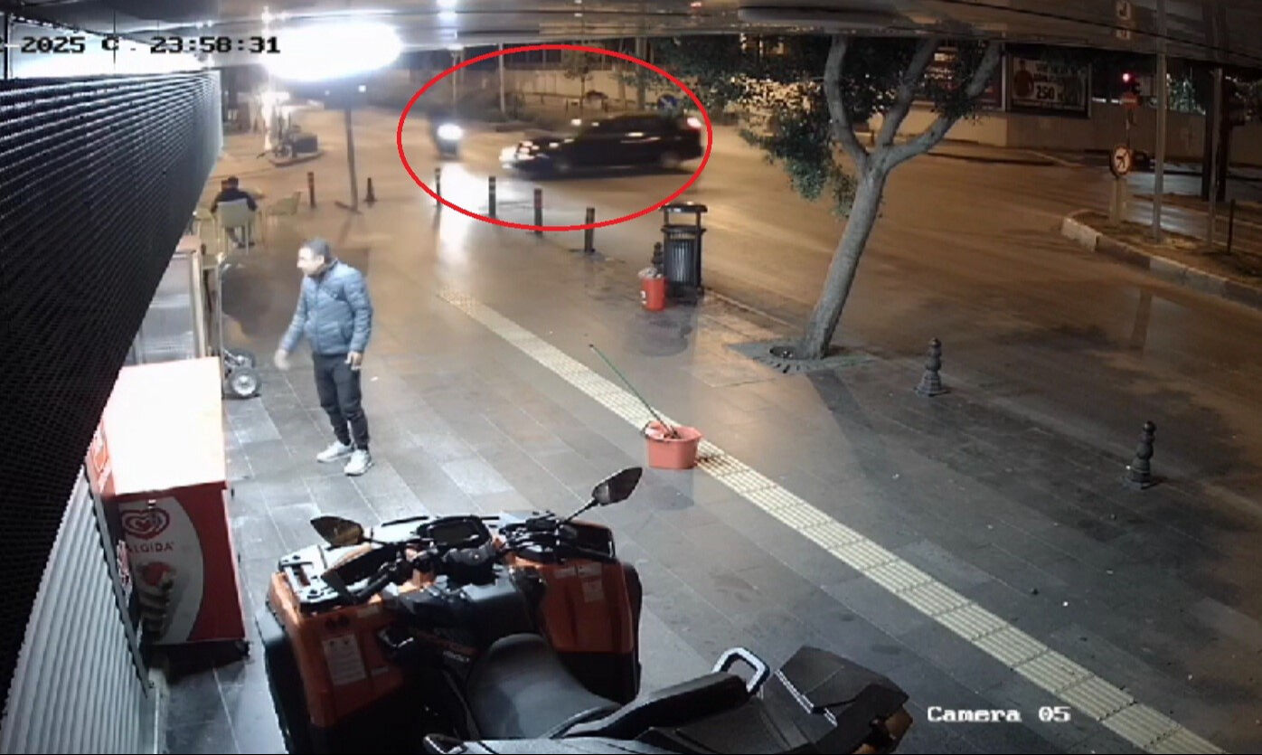 Otomobille çarpışan motosikletlinin facia anları! Havaya uçup metrelerce sürüklendiler - 1. Resim