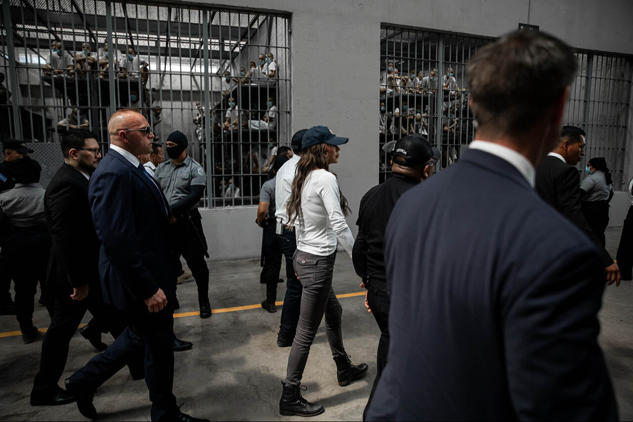 Suçlular ABD'li kadın bakana kilitlendi! Kristi Noem El Salvador'daki 'yürüyen ölülerin hapishanesi' CECOT'a gitti - 5. Resim