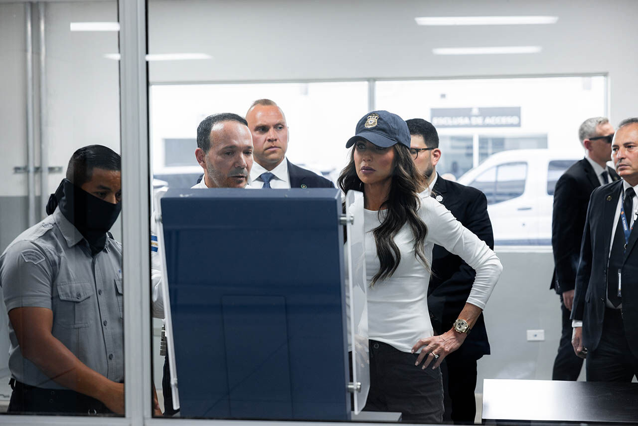 Suçlular ABD'li kadın bakana kilitlendi! Kristi Noem El Salvador'daki 'yürüyen ölülerin hapishanesi' CECOT'a gitti - 6. Resim