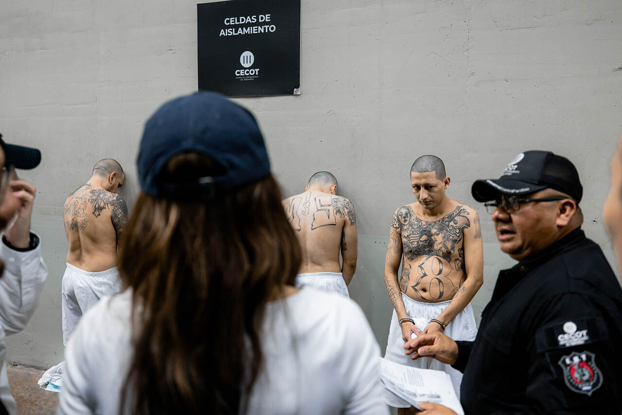 Suçlular ABD'li kadın bakana kilitlendi! Kristi Noem El Salvador'daki 'yürüyen ölülerin hapishanesi' CECOT'a gitti - 4. Resim
