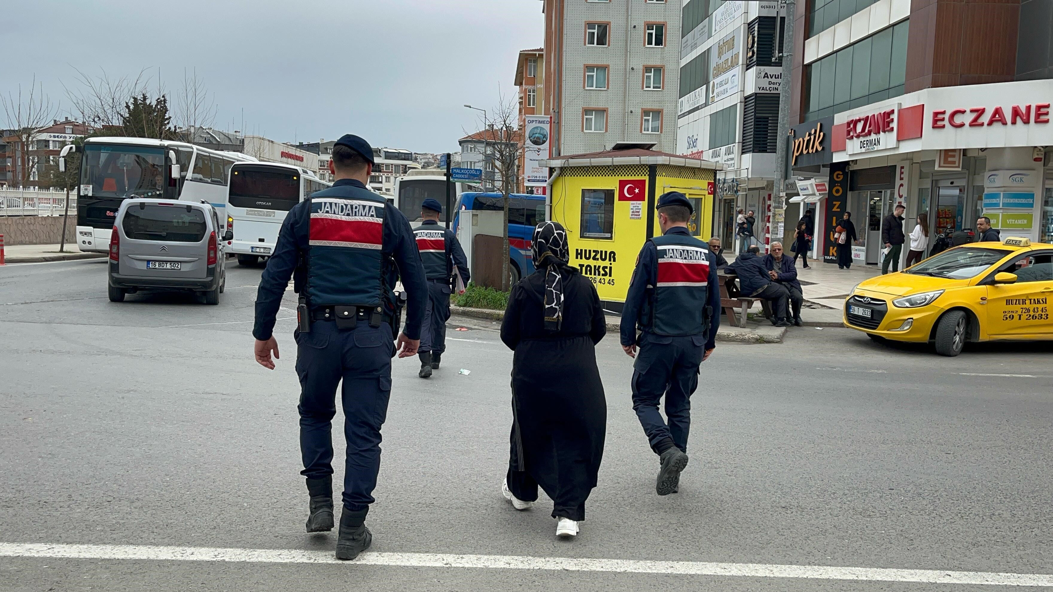 Tekirdağ'da sokak ortasında kız kaçırmışlardı! Yengeyle birlikte 3 kişi tutuklandı Tekirdağ'da sokak ortasında kız kaçırmışlardı! Yengeyle birlikte 3 kişi tutuklandı - 1. Resim