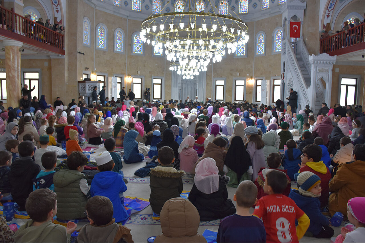 Tekne orucu ile binlerce çocuk camileri doldurdu! Trabzon'da dikkat çeken dini eğitim Tekne orucu ile 7500 çocuğa eğitim! Trabzon'da camiler çocuklarla dolup taştı - 1. Resim