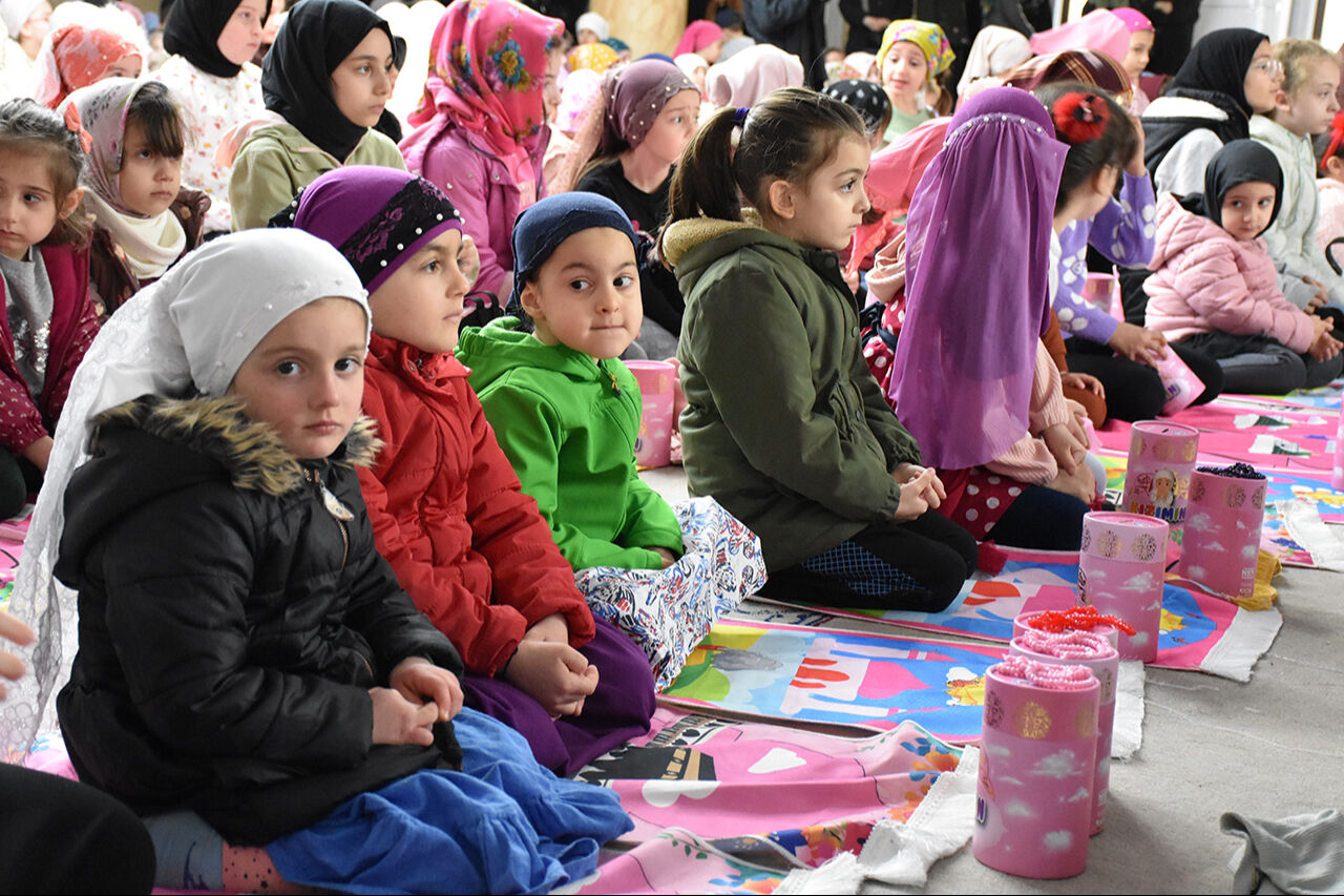 Tekne orucu ile binlerce çocuk camileri doldurdu! Trabzon'da dikkat çeken dini eğitim Tekne orucu ile 7500 çocuğa eğitim! Trabzon'da camiler çocuklarla dolup taştı - 3. Resim
