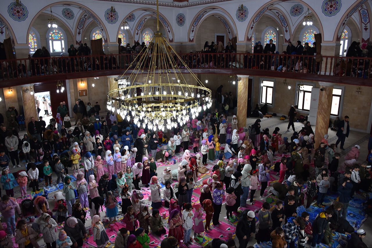Tekne orucu ile binlerce çocuk camileri doldurdu! Trabzon'da dikkat çeken dini eğitim Tekne orucu ile 7500 çocuğa eğitim! Trabzon'da camiler çocuklarla dolup taştı - 4. Resim