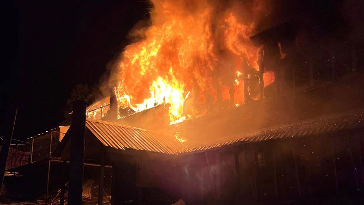 Uludağ Kervansaray Otel'de yangın çıktı! 2 kişi hayatını kaybetti Uludağ Kervansaray Otel'de yangın çıktı! Çok sayıda ekip müdahale ediyor - 1. Resim