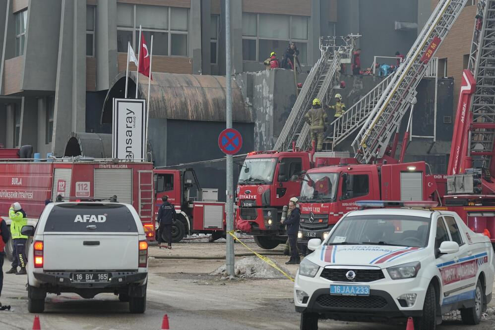 Uludağ Kervansaray Otel'de yangın çıktı! 2 kişi hayatını kaybetti Uludağ Kervansaray Otel'de yangın çıktı! Çok sayıda ekip müdahale ediyor - 3. Resim