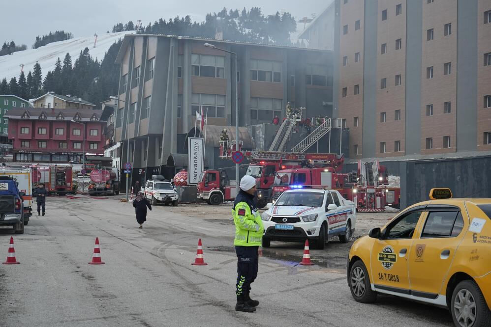 Uludağ Kervansaray Otel'de yangın çıktı! 2 kişi hayatını kaybetti Uludağ Kervansaray Otel'de yangın çıktı! Çok sayıda ekip müdahale ediyor - 2. Resim