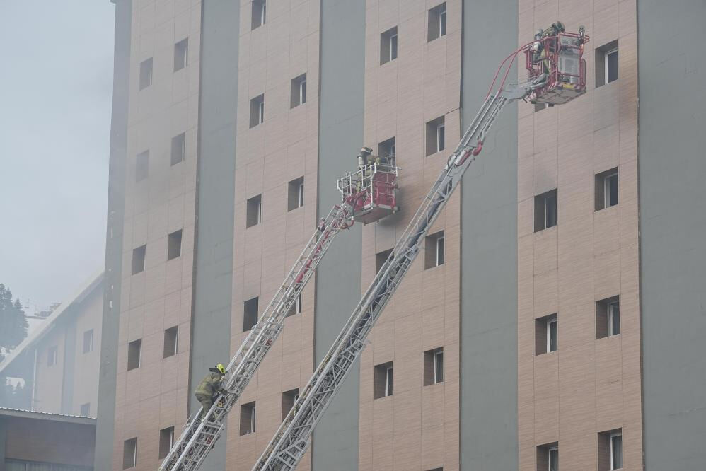 Uludağ Kervansaray Otel'de yangın çıktı! 2 kişi hayatını kaybetti Uludağ Kervansaray Otel'de yangın çıktı! Çok sayıda ekip müdahale ediyor - 4. Resim