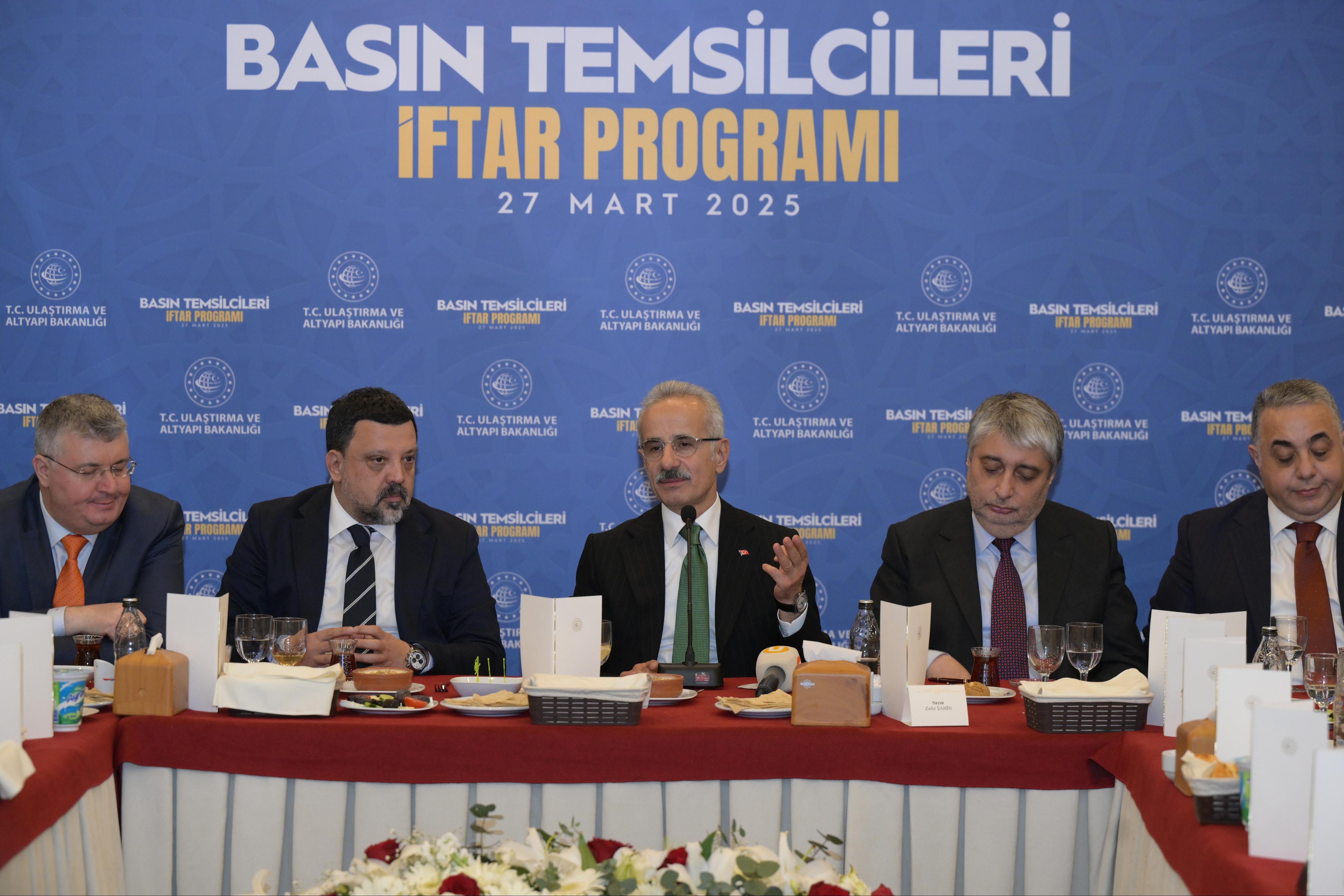 Bakan Uraloğlu'ndan dikkat çeken sosyal medya çıkışı: 13 yaş altına yasaklansın Bakan Uraloğlu'ndan dikkat çeken sosyal medya çıkışı: 13 yaş altına yasaklansın - 1. Resim