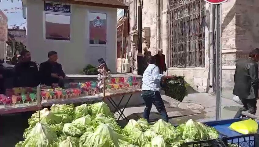"Evime ekmek götüremiyorum" diyerek marulları zabıtaya attı! Dükkanı olduğu ortaya çıktı - 1. Resim