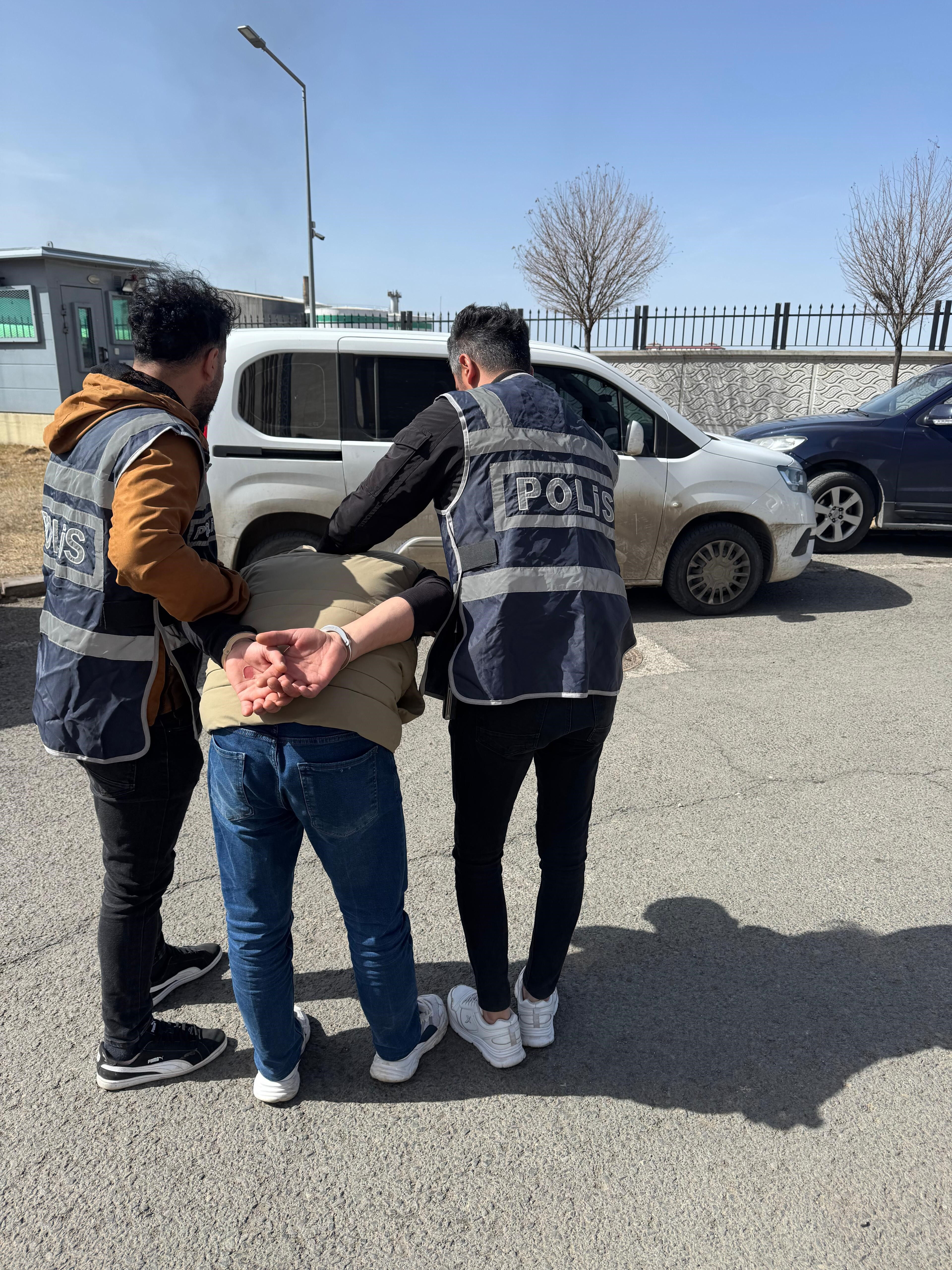 Görenler hayret etti! Köşe bucak kaçan suç makinesi kadın kılığında yakalandı - 1. Resim