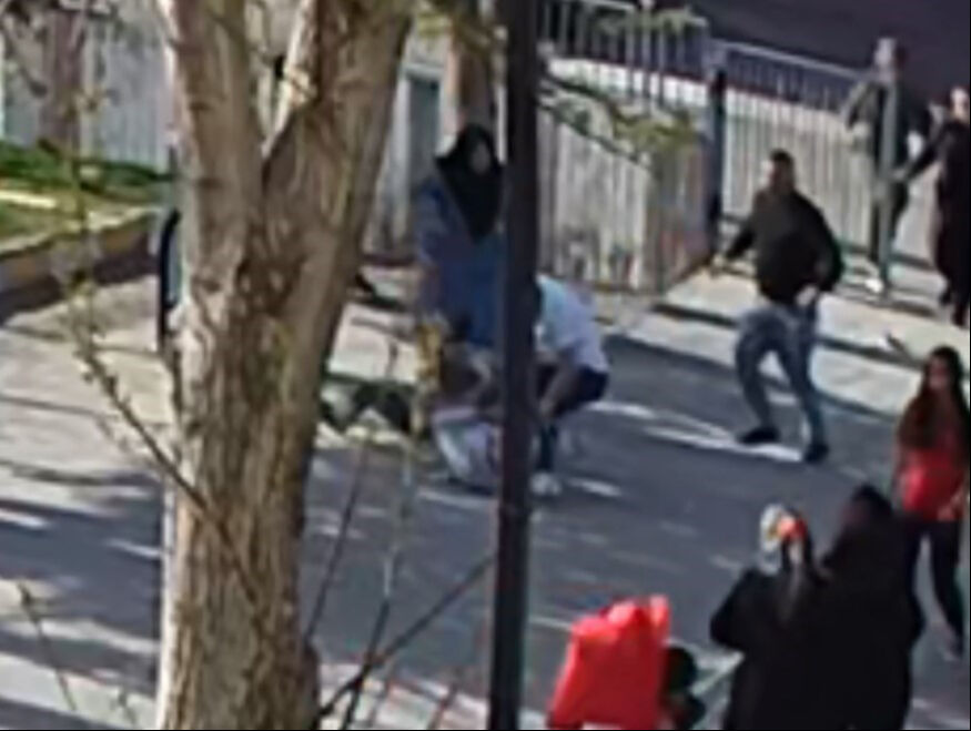 Kız çocuğuna tokat attı iddiası ortalığı karıştırdı! Okul müdürü tekme tokat dövüldü - 2. Resim