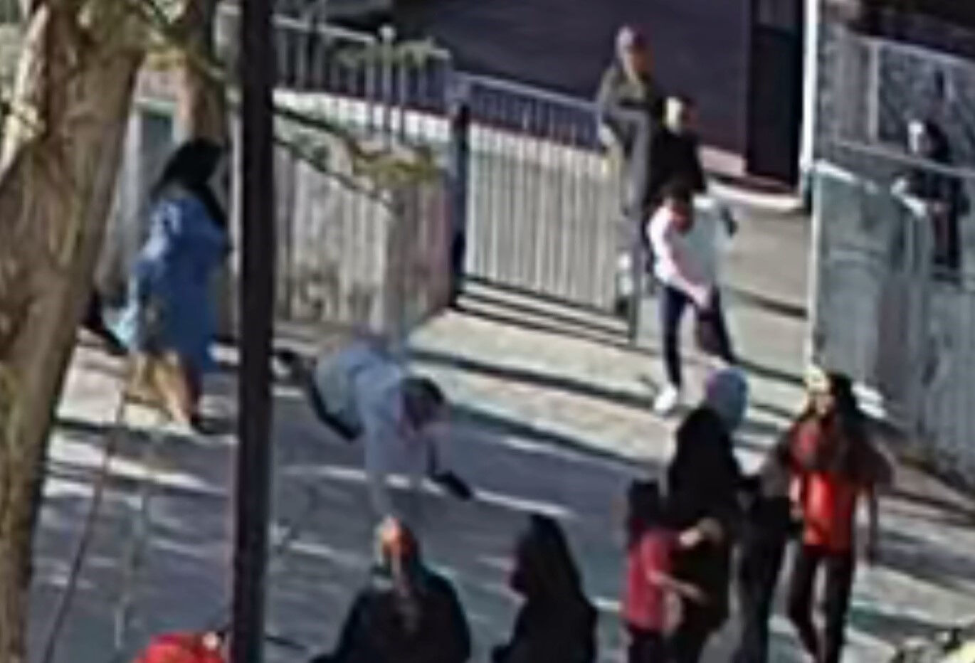 Kız çocuğuna tokat attı iddiası ortalığı karıştırdı! Okul müdürü tekme tokat dövüldü - 1. Resim