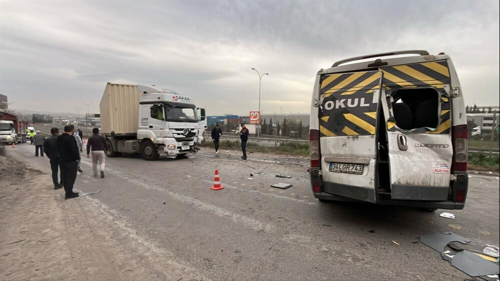 Kocaeli'de feci kaza! İşçi servisi tırla çarpıştı, çok sayıda yaralı var - 1. Resim