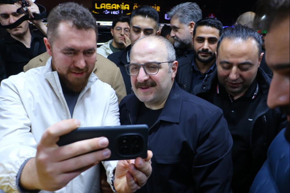 Mustafa Varank sahurda kokoreççiye gitti! Gençlere elleri ile ikramda bulundu - 1. Resim