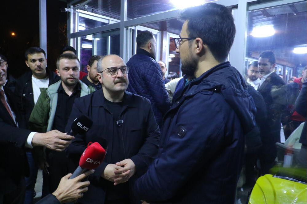 Mustafa Varank sahurda kokoreççiye gitti! Gençlere elleri ile ikramda bulundu - 2. Resim