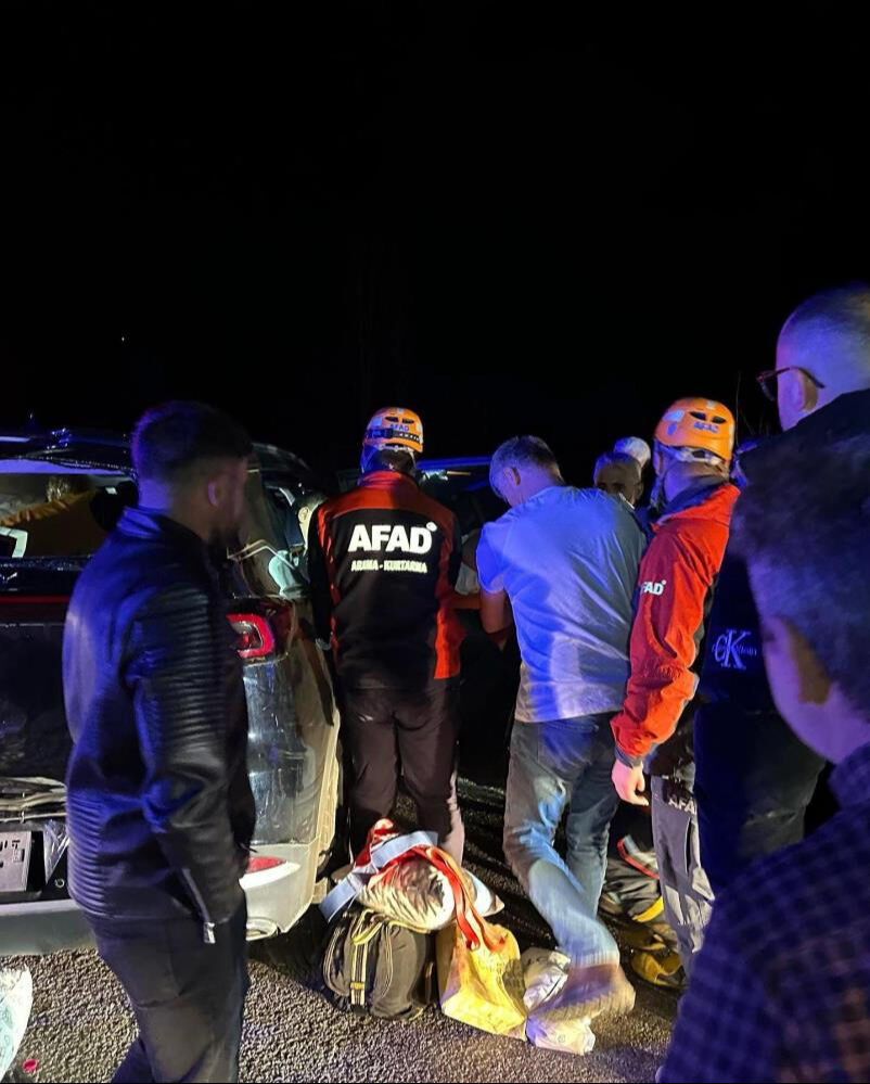 Sivas'ta yolcu otobüsü kaza yaptı! Çok sayıda yaralı var - 2. Resim