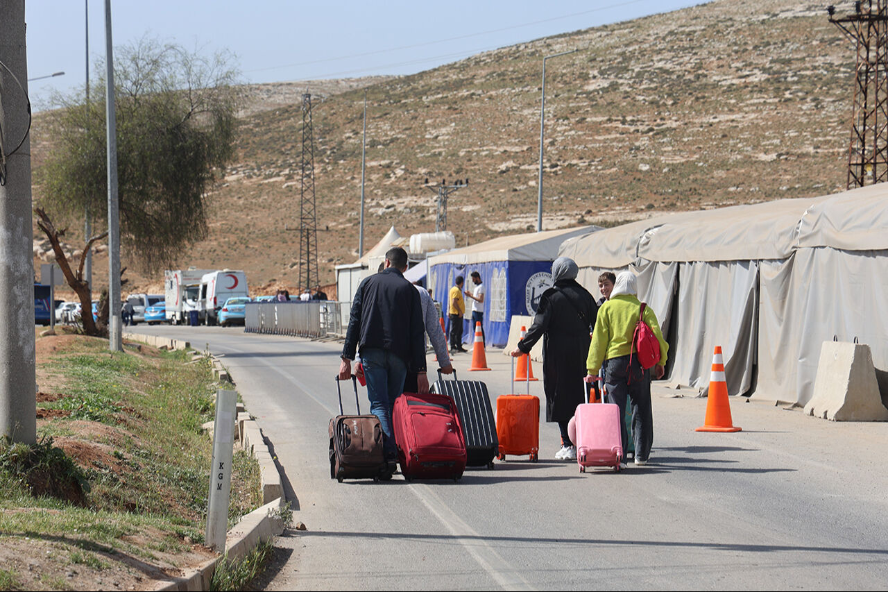 9 yıl ailesiz ge&ccedil;en bayram! Sınır kapısında bekleyen Suriyeli Muhammed ailesini g&ouml;rmeye gidiyor - 3. Resim