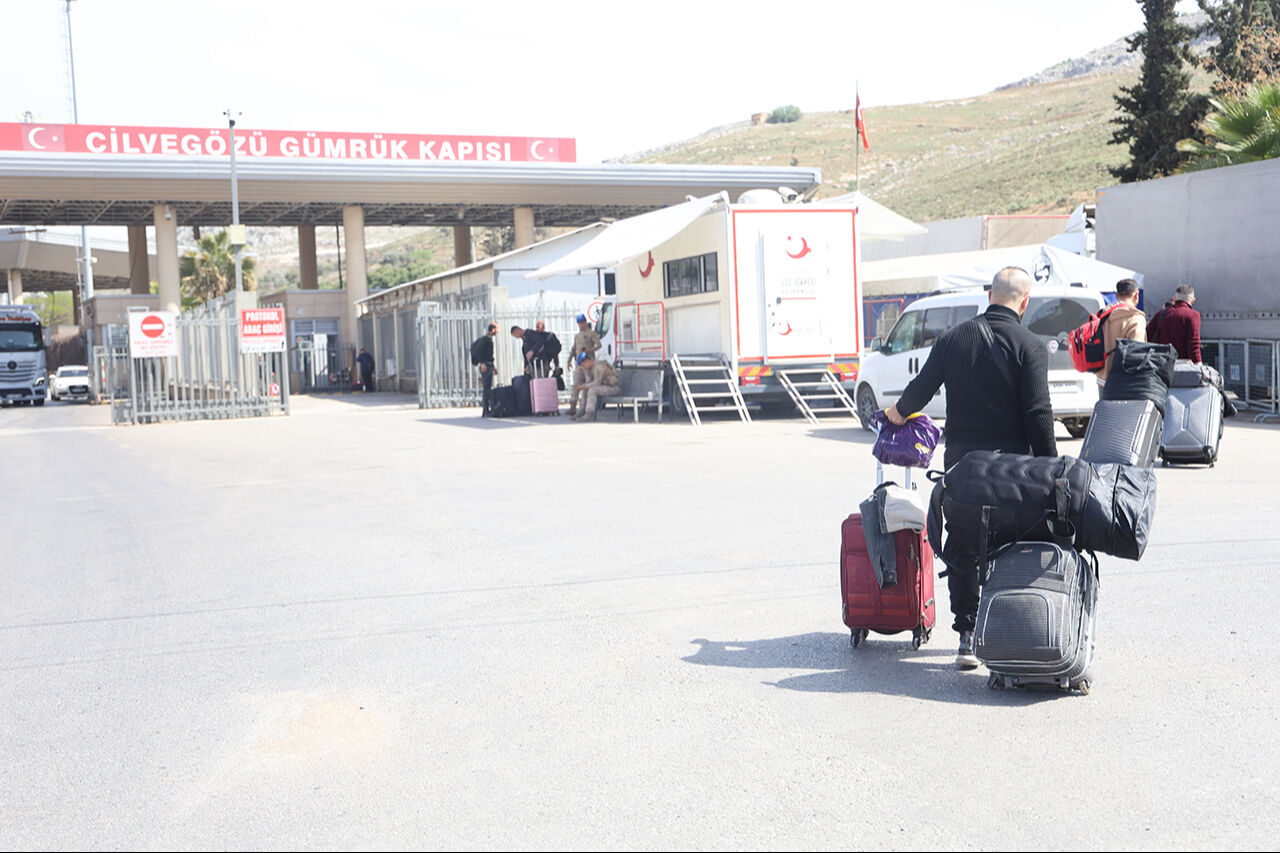 9 yıl ailesiz ge&ccedil;en bayram! Sınır kapısında bekleyen Suriyeli Muhammed ailesini g&ouml;rmeye gidiyor - 1. Resim