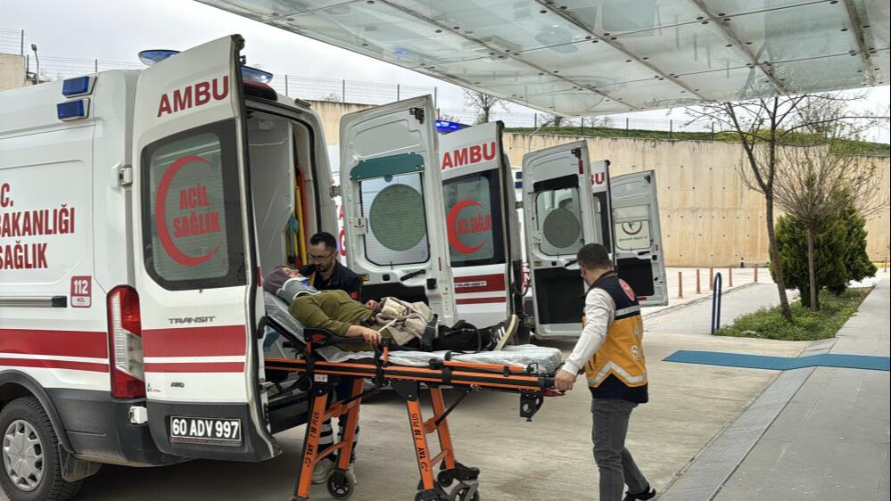 Aracıyla tuğla fabrikasına girdi: Yaralılar var Aracıyla tuğla fabrikasına girdi: Yaralılar var - 1. Resim