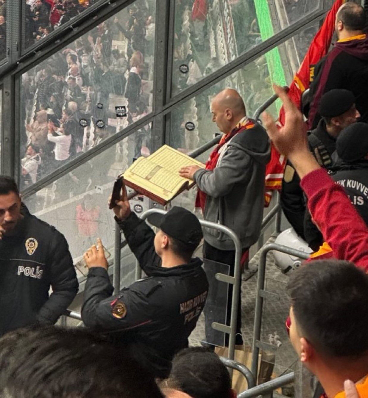Beşiktaş-Galatasaray tribünlerinde şaşırtan görüntü! Kur'an-ı Kerim okuyan taraftarı gören bir daha baktı - 3. Resim