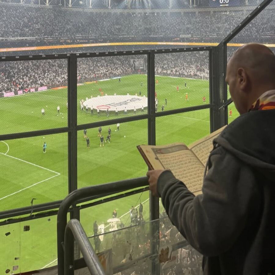 Beşiktaş-Galatasaray tribünlerinde şaşırtan görüntü! Kur'an-ı Kerim okuyan taraftarı gören bir daha baktı - 2. Resim