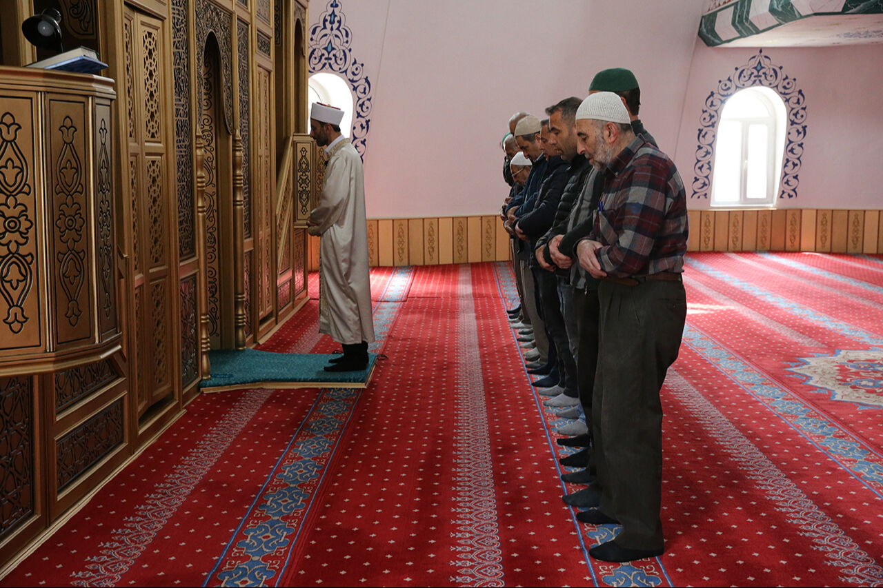 &Ccedil;evreci imamdan dikkat &ccedil;eken levhalar! Cami bah&ccedil;esindeki ağa&ccedil;larla ders verdi - 3. Resim