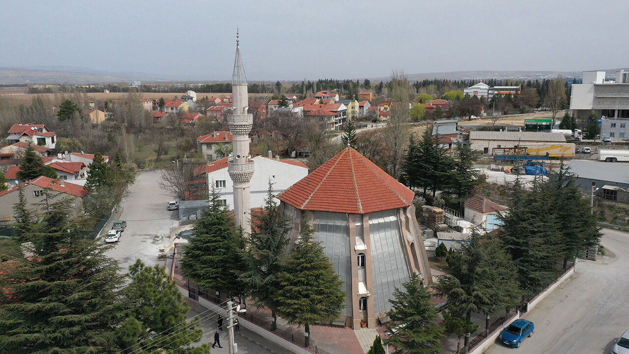 &Ccedil;evreci imamdan dikkat &ccedil;eken levhalar! Cami bah&ccedil;esindeki ağa&ccedil;larla ders verdi - 6. Resim