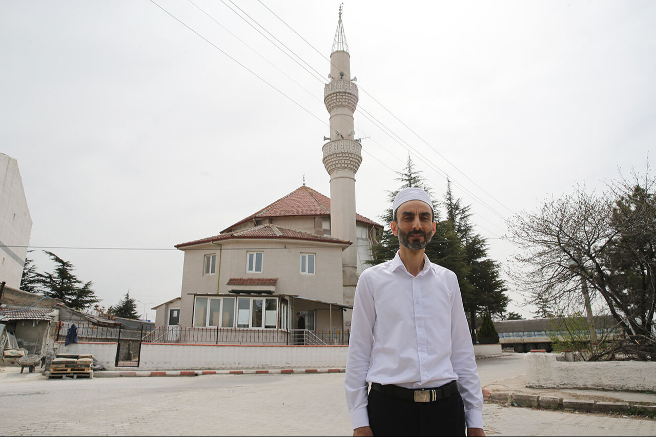 &Ccedil;evreci imamdan dikkat &ccedil;eken levhalar! Cami bah&ccedil;esindeki ağa&ccedil;larla ders verdi - 4. Resim