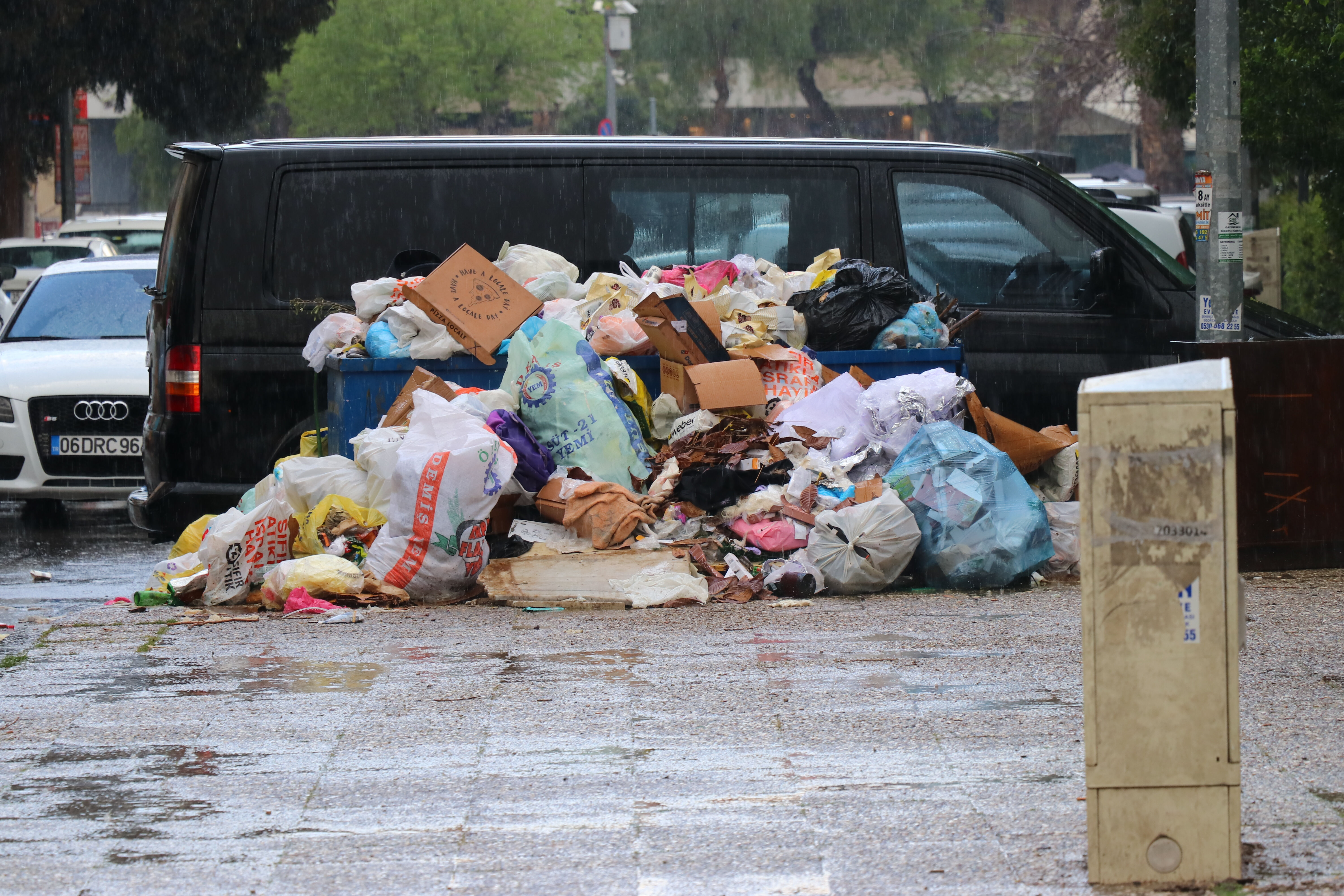 İzmir'de 3 gündür çöp toplanmıyor! Buca'daki çöp dağı manzarasına vatandaşlar tepkili - 2. Resim