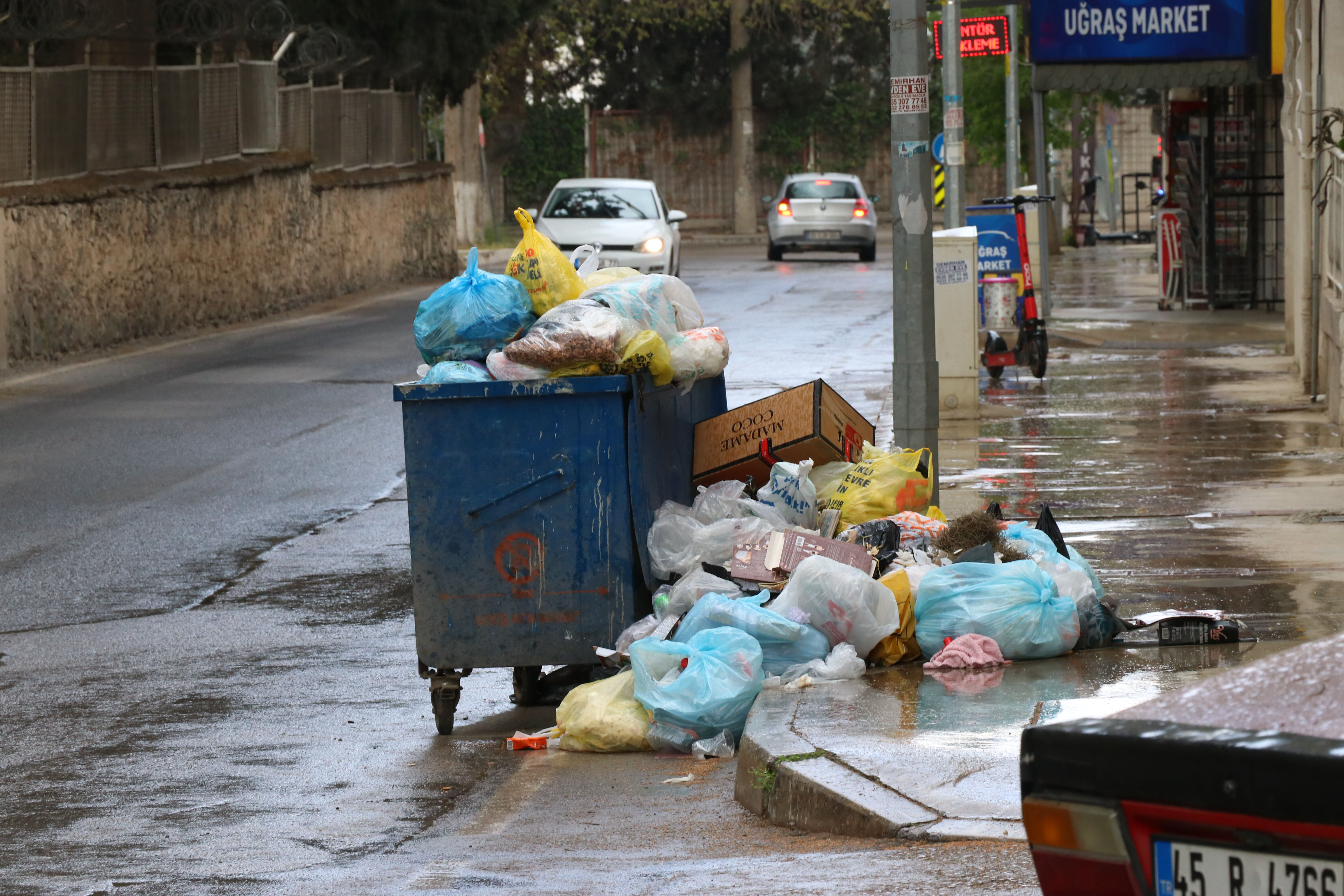 İzmir'de 3 gündür çöp toplanmıyor! Buca'daki çöp dağı manzarasına vatandaşlar tepkili - 1. Resim