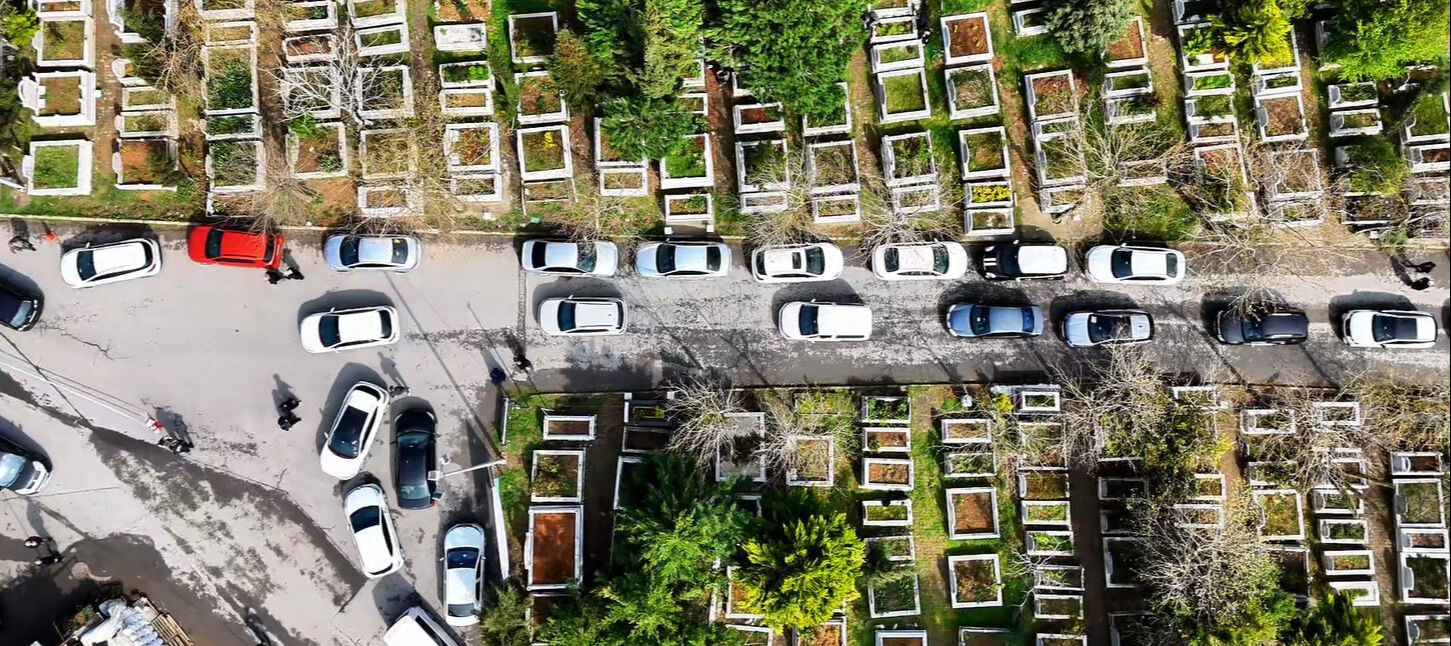 Mezarlıklar doldu, taştı! Araç kuyrukları kilometrelerce uzadı - 1. Resim