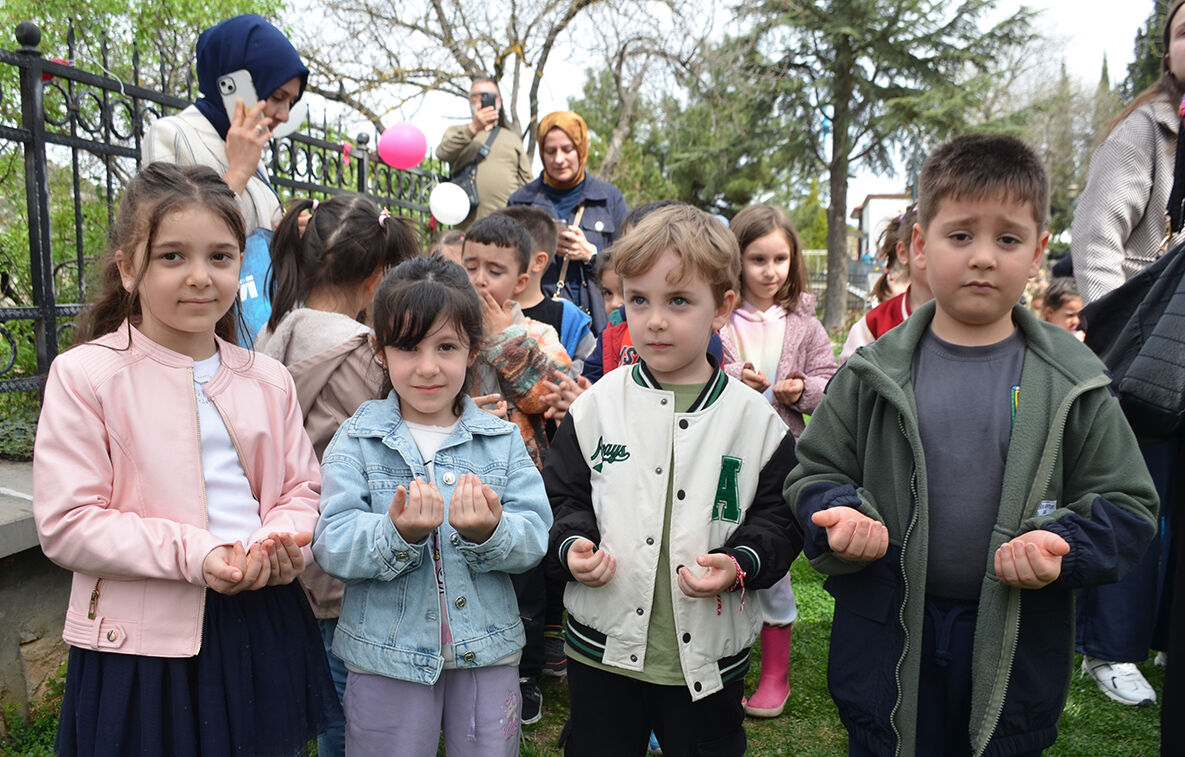 Orhangazi Cami minaresinden şeker yağdı! Çocuklar Edebali türbesinde dua etti - 1. Resim