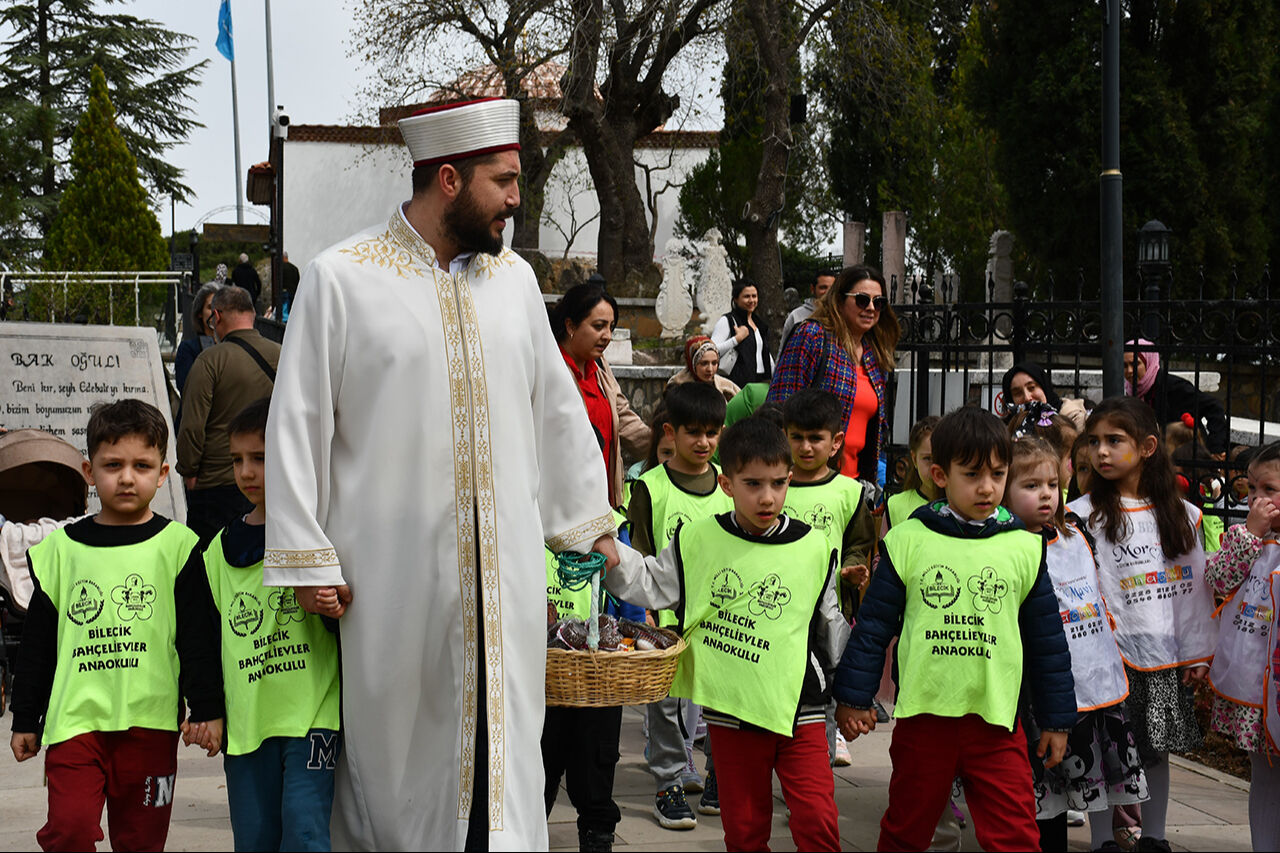 Orhangazi Cami minaresinden şeker yağdı! Çocuklar Edebali türbesinde dua etti - 2. Resim
