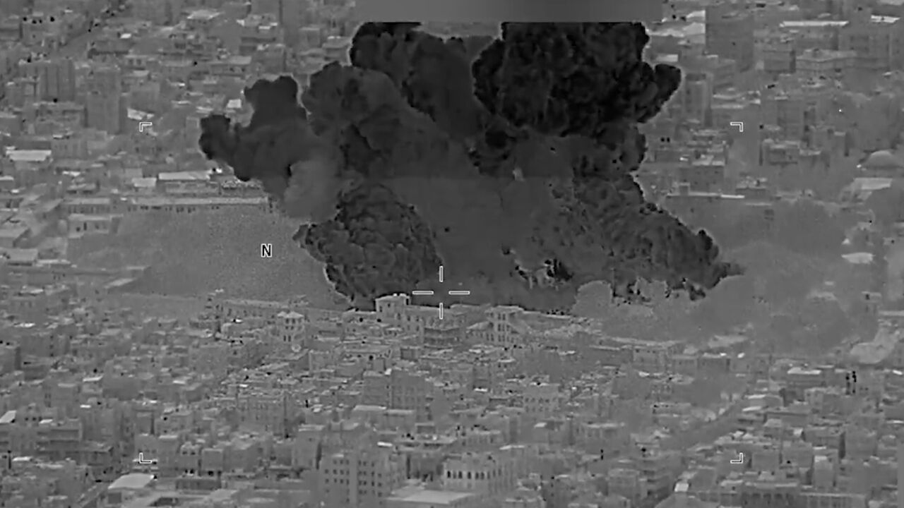 Savaş uçakları böyle vurdu! ABD'nin Yemen üzerine düzenlediği en yoğun saldırı kayıtlara geçti Savaş uçakları böyle vurdu! ABD'nin Yemen üzerine düzenlediği en yoğun saldırı kayıtlara geçti - 1. Resim