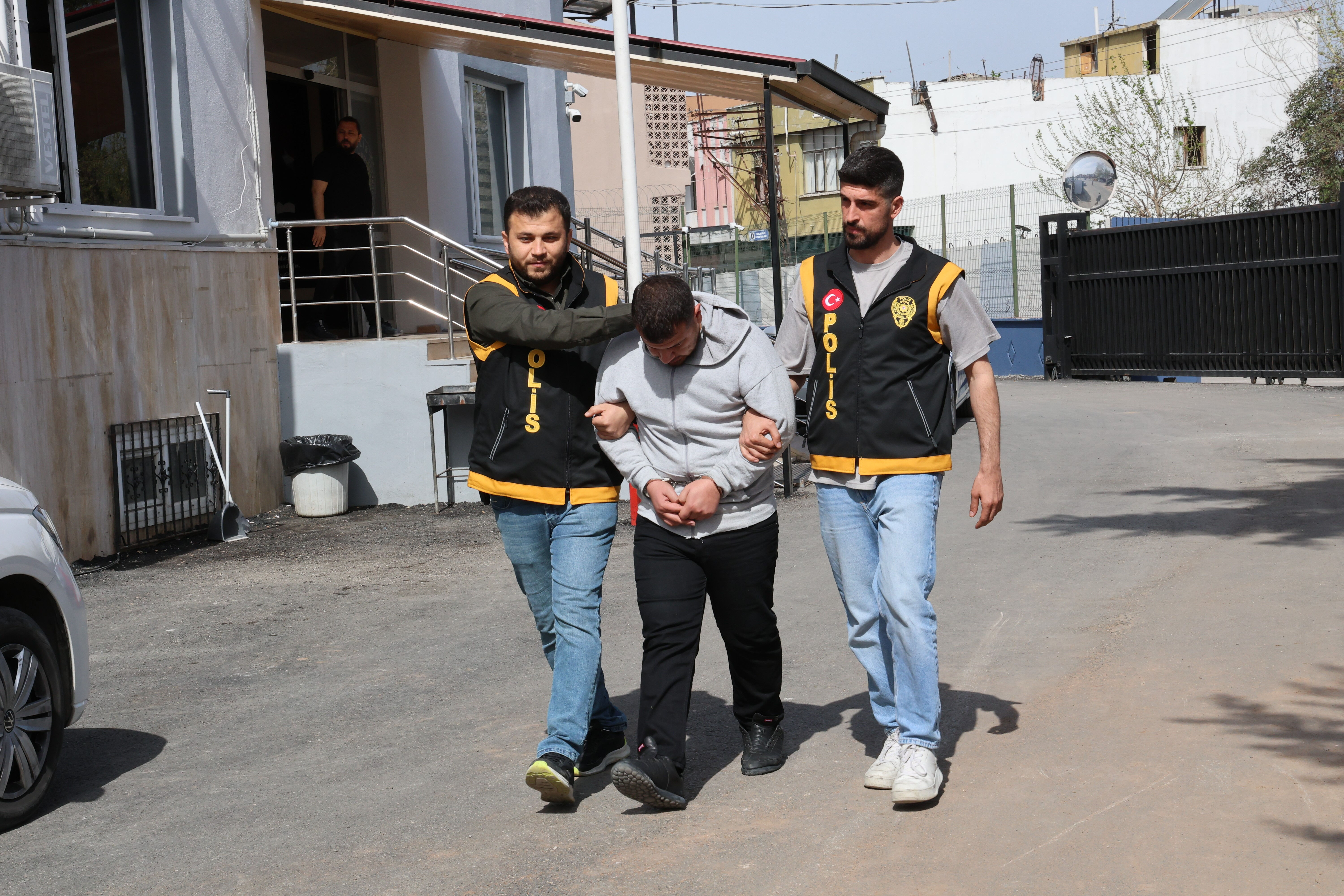 Sokak ortasında dehşeti yaşattılar: Sebebi şoke etti! Sokak ortasında dehşeti yaşattılar: Sebebi şoke etti! - 1. Resim