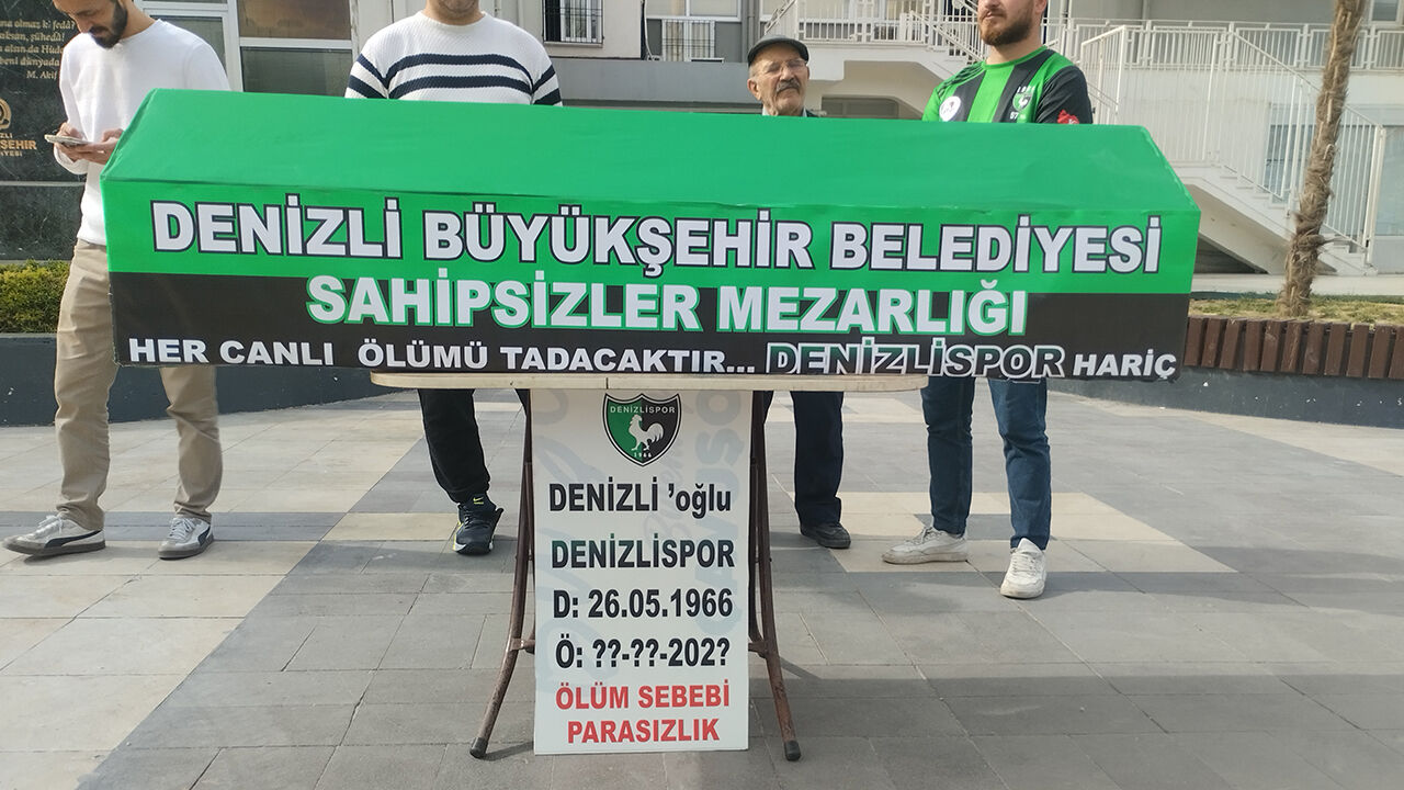 Taraftardan görülmemiş protesto! Kulübün tabutunu kaldırdılar - 1. Resim