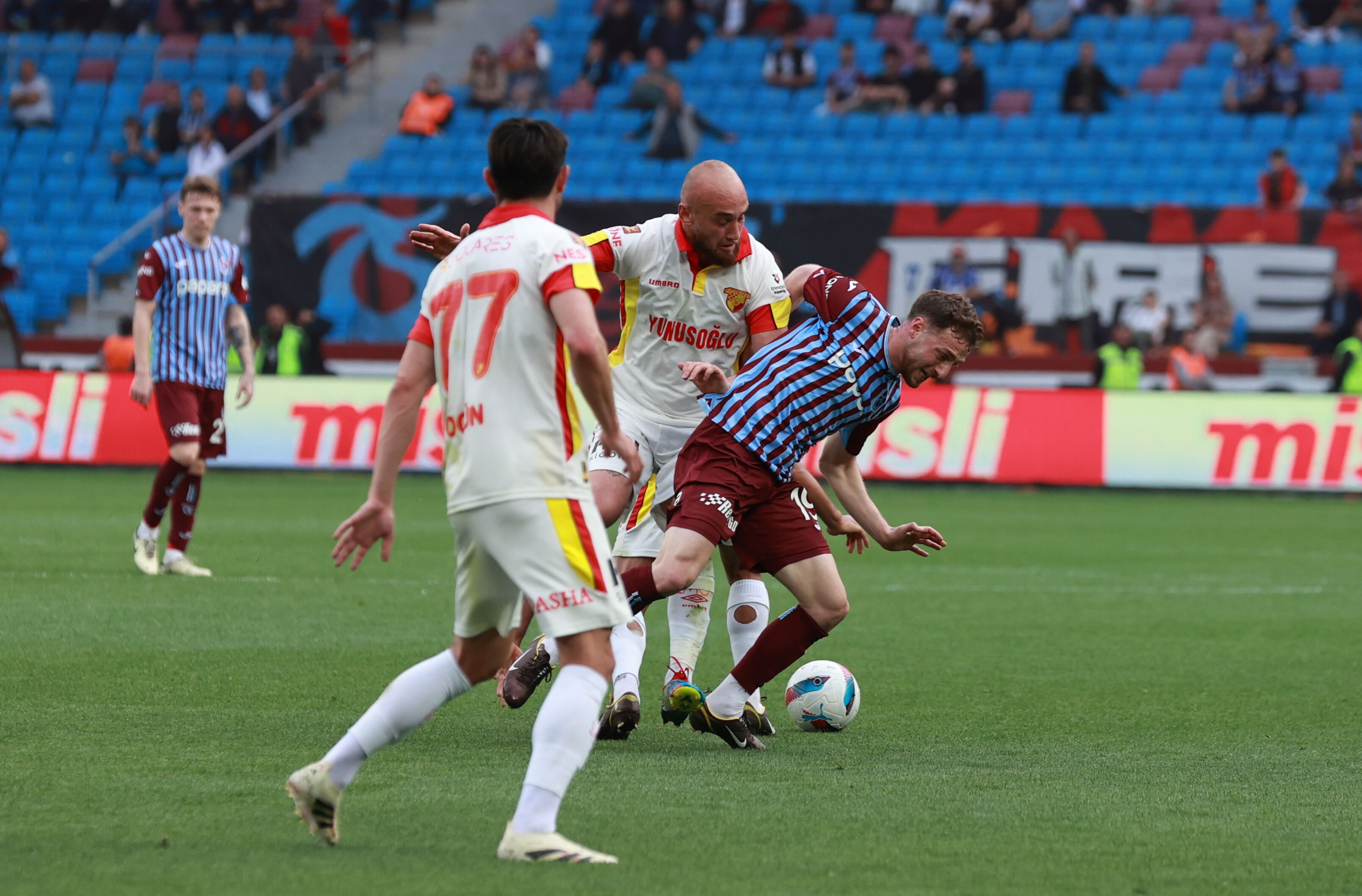 Trabzonspor, Fatih Tekke ile ilk iç saha maçında Göztepe'ye takıldı! Skor: 1-1 CANLI | Trabzonspor-Göztepe maçı hızlı başladı! 2 dakikada 2 gol - 1. Resim