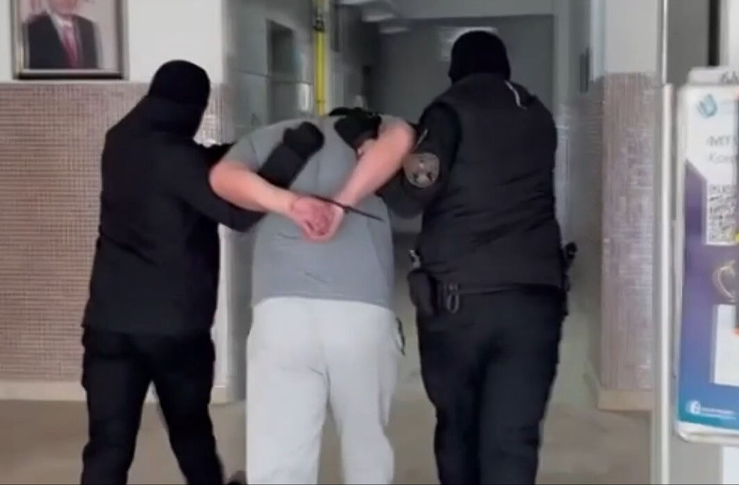 Uzun zamandır aranıyordu! FETÖ'cü firari eski emniyet müdürü saklandığı delikte yakalandı - 1. Resim