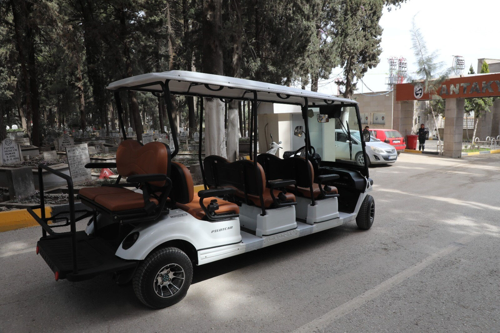 Ziyaretçileri sevindiren hizmet! Bayram boyunca mezarlıklara golf aracı tahsis edildi - 1. Resim