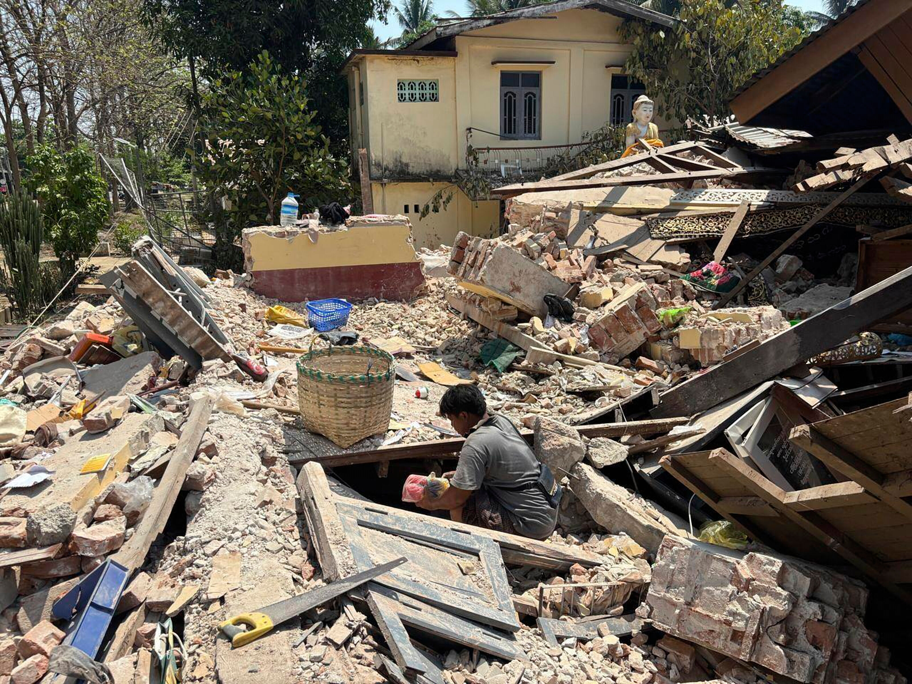 5,1 büyüklüğündeki artçı depremle sallandılar! Korku devam ediyor, ölü sayısı 1.700'ü geçti - 1. Resim