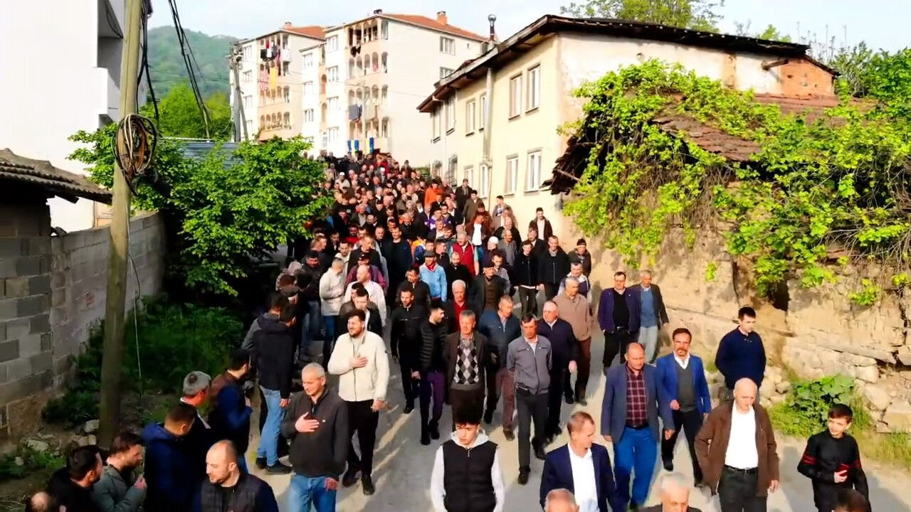 65 yıldır devam eden gelenek! 1 kilometrelik bayramlaşma kuyruğu 65 yıldır devam eden gelenek! 1 kilometrelik bayramlaşma kuyruğu - 1. Resim