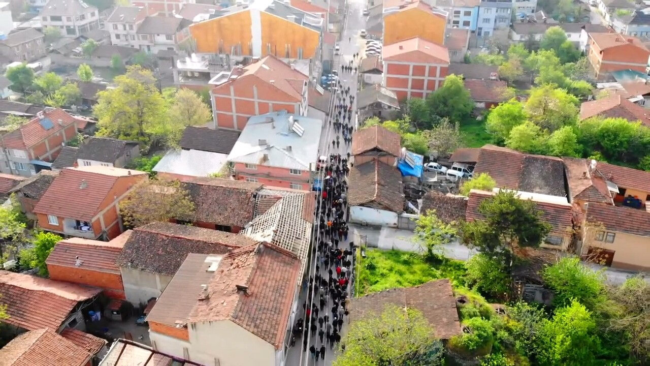 65 yıldır devam eden gelenek! 1 kilometrelik bayramlaşma kuyruğu 65 yıldır devam eden gelenek! 1 kilometrelik bayramlaşma kuyruğu - 4. Resim