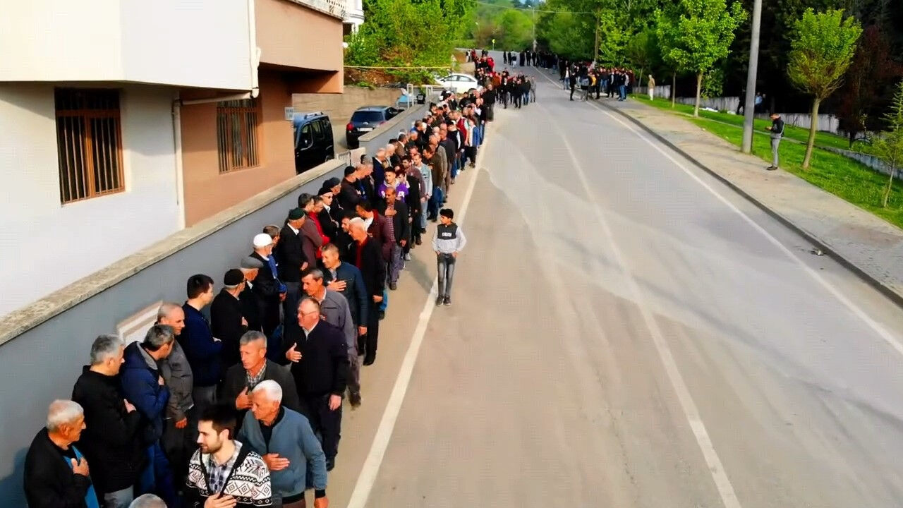 65 yıldır devam eden gelenek! 1 kilometrelik bayramlaşma kuyruğu 65 yıldır devam eden gelenek! 1 kilometrelik bayramlaşma kuyruğu - 3. Resim
