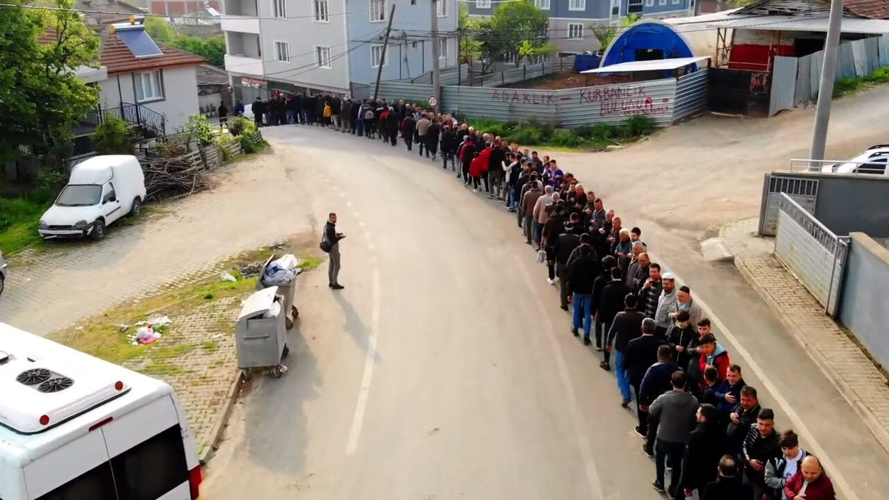 65 yıldır devam eden gelenek! 1 kilometrelik bayramlaşma kuyruğu 65 yıldır devam eden gelenek! 1 kilometrelik bayramlaşma kuyruğu - 2. Resim