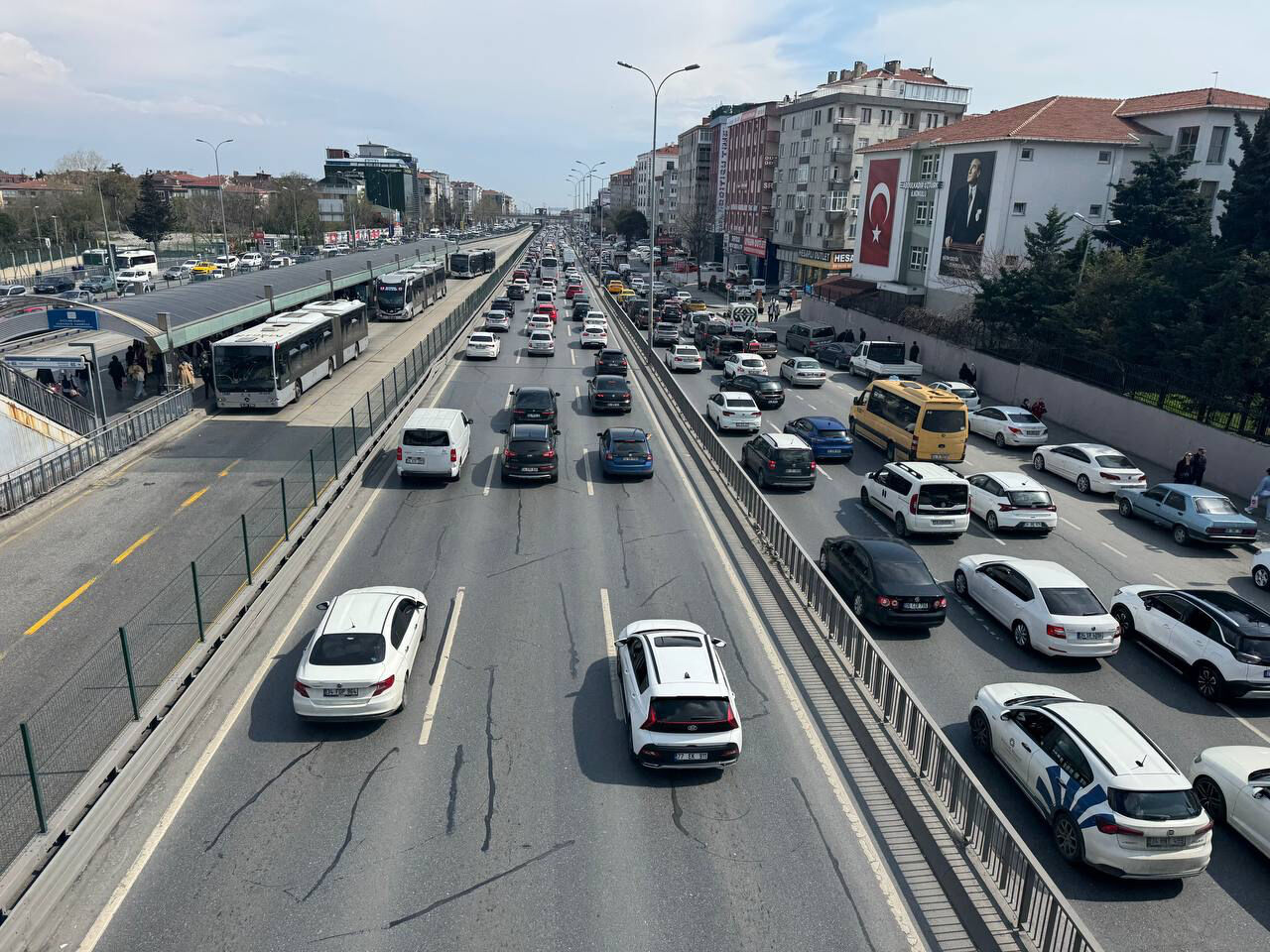 Bayram sevincine trafik engeli! İstanbul'da araçlar adım adım ilerliyor Bayram sevincine trafik engeli! İstanbul'da araçlar adım adım ilerliyor - 2. Resim