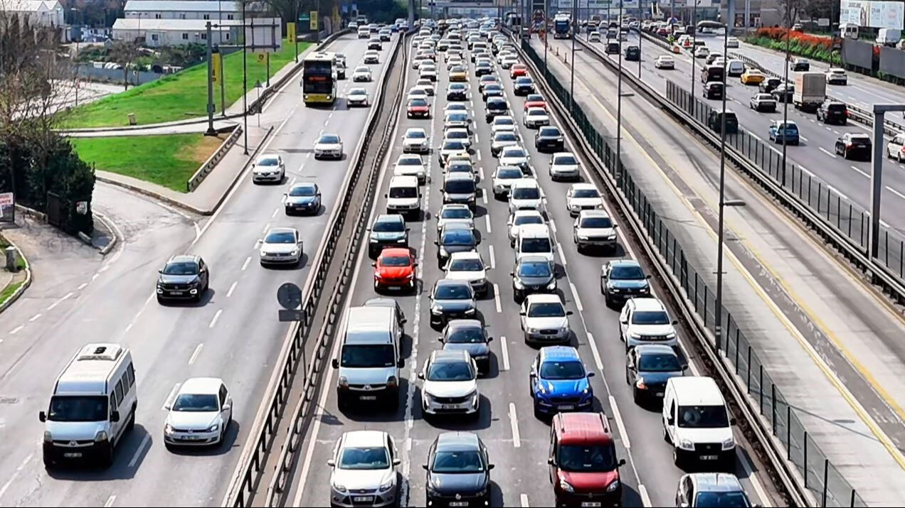 Bayram sevincine trafik engeli! İstanbul'da araçlar adım adım ilerliyor Bayram sevincine trafik engeli! İstanbul'da araçlar adım adım ilerliyor - 3. Resim