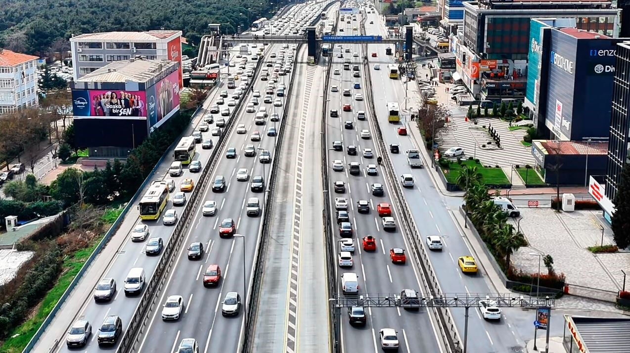 Bayram sevincine trafik engeli! İstanbul'da araçlar adım adım ilerliyor Bayram sevincine trafik engeli! İstanbul'da araçlar adım adım ilerliyor - 1. Resim